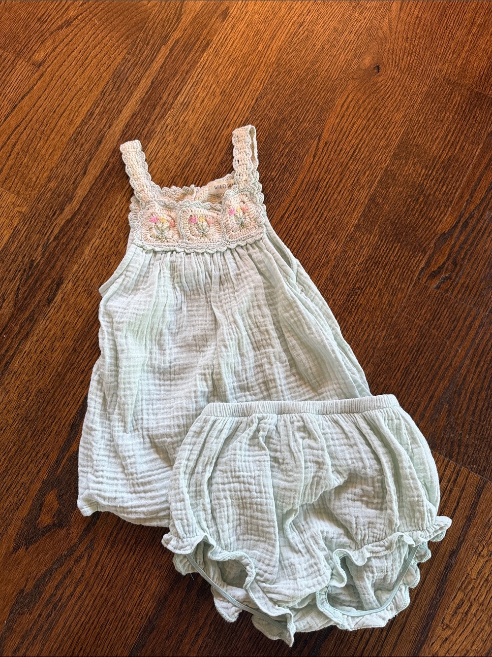Embroidered  3/4 Wild Wawa set.  Worn once for Easter.   Hand washed line dried